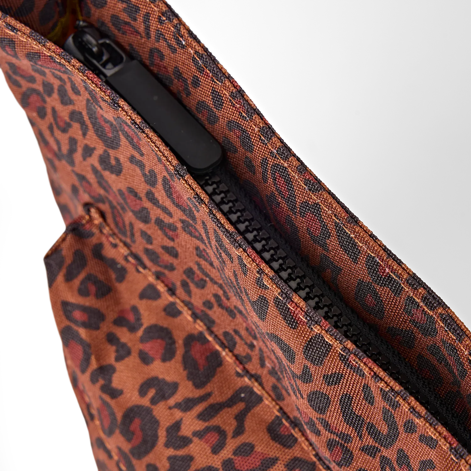 Roka London Kennington Crossbody skuldertaske Corn Mini Leopard Medium