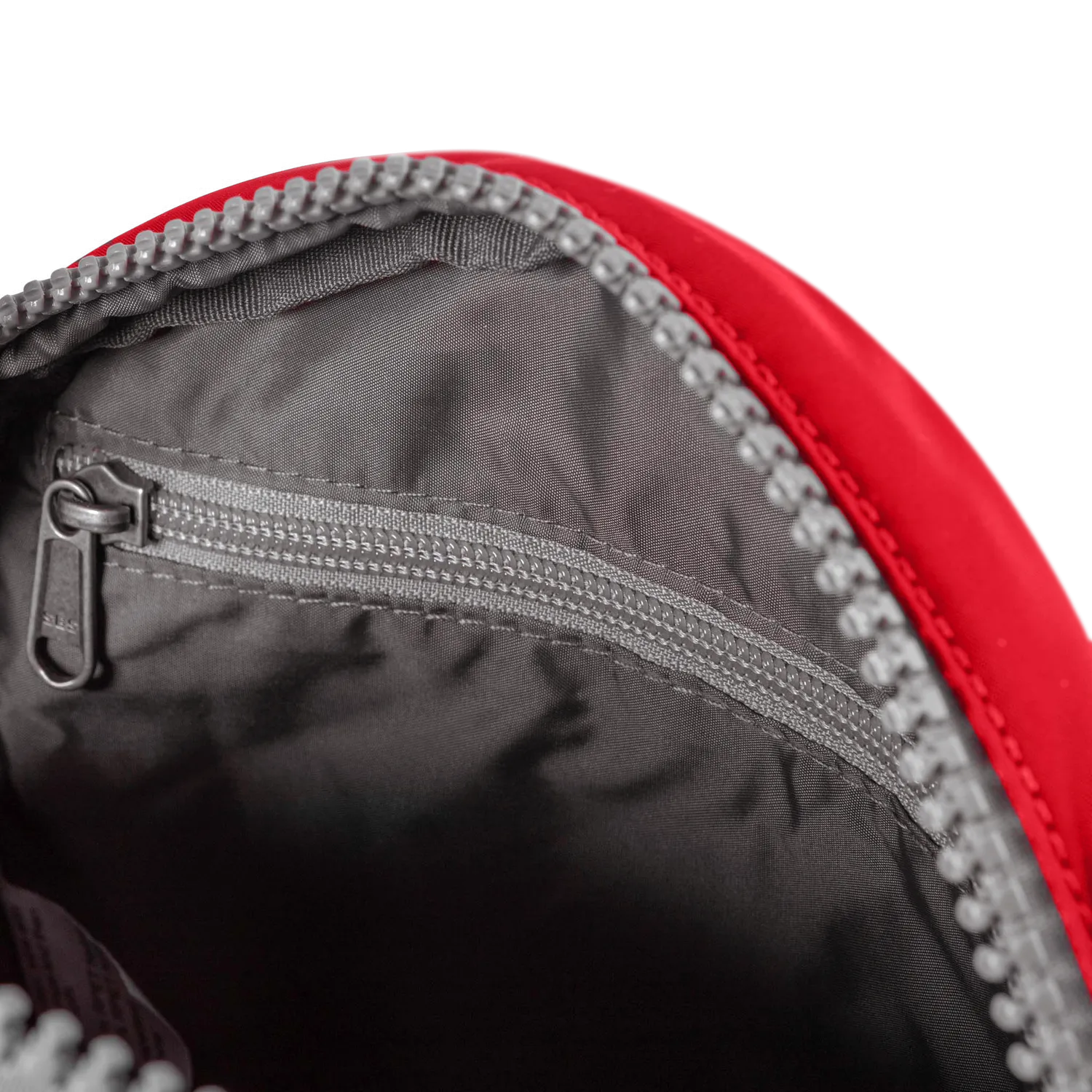 Roka Paddington Small crossbody 4,1 liter – Cranberry