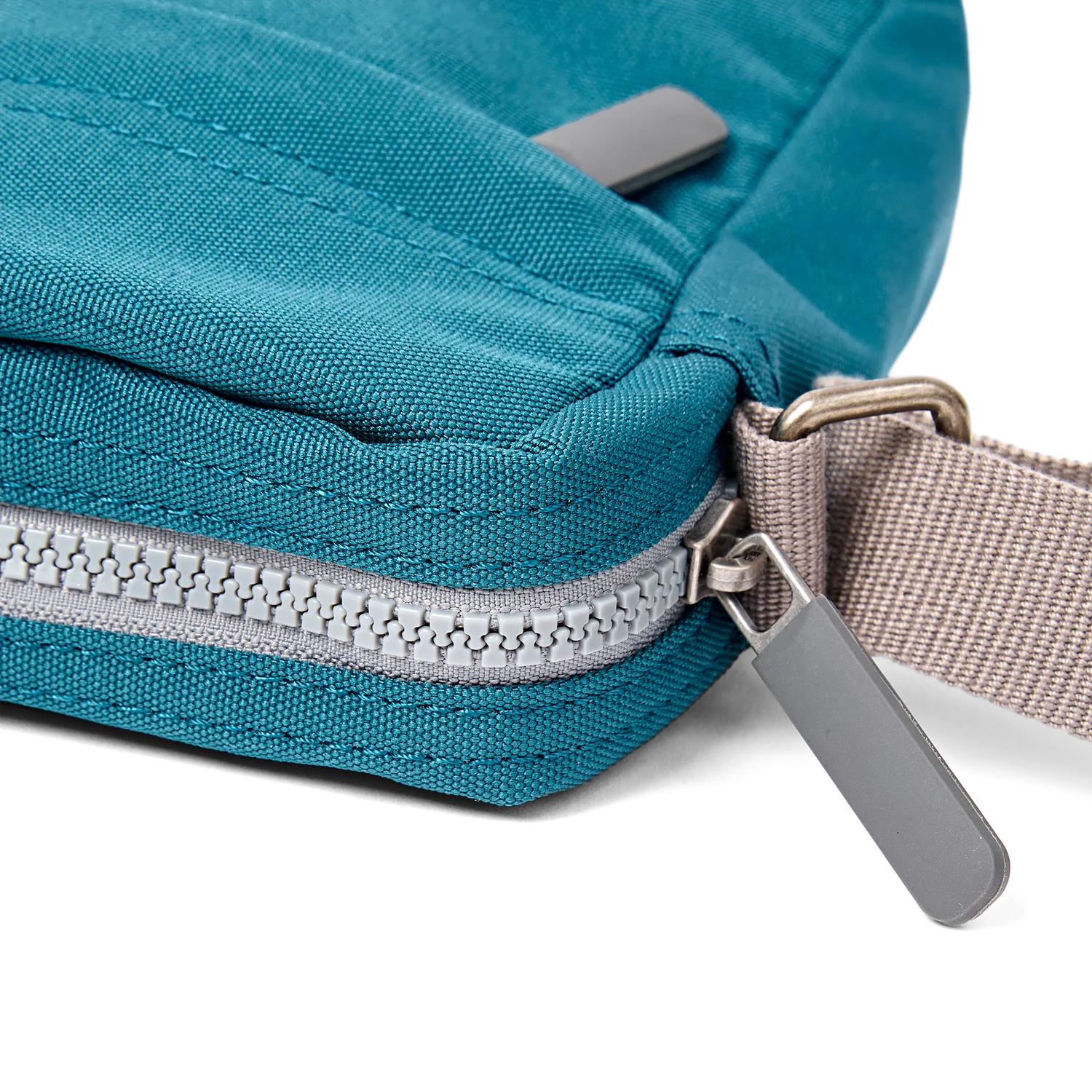 Roka London Bond Pocket crossbody taske Deep Teal Small