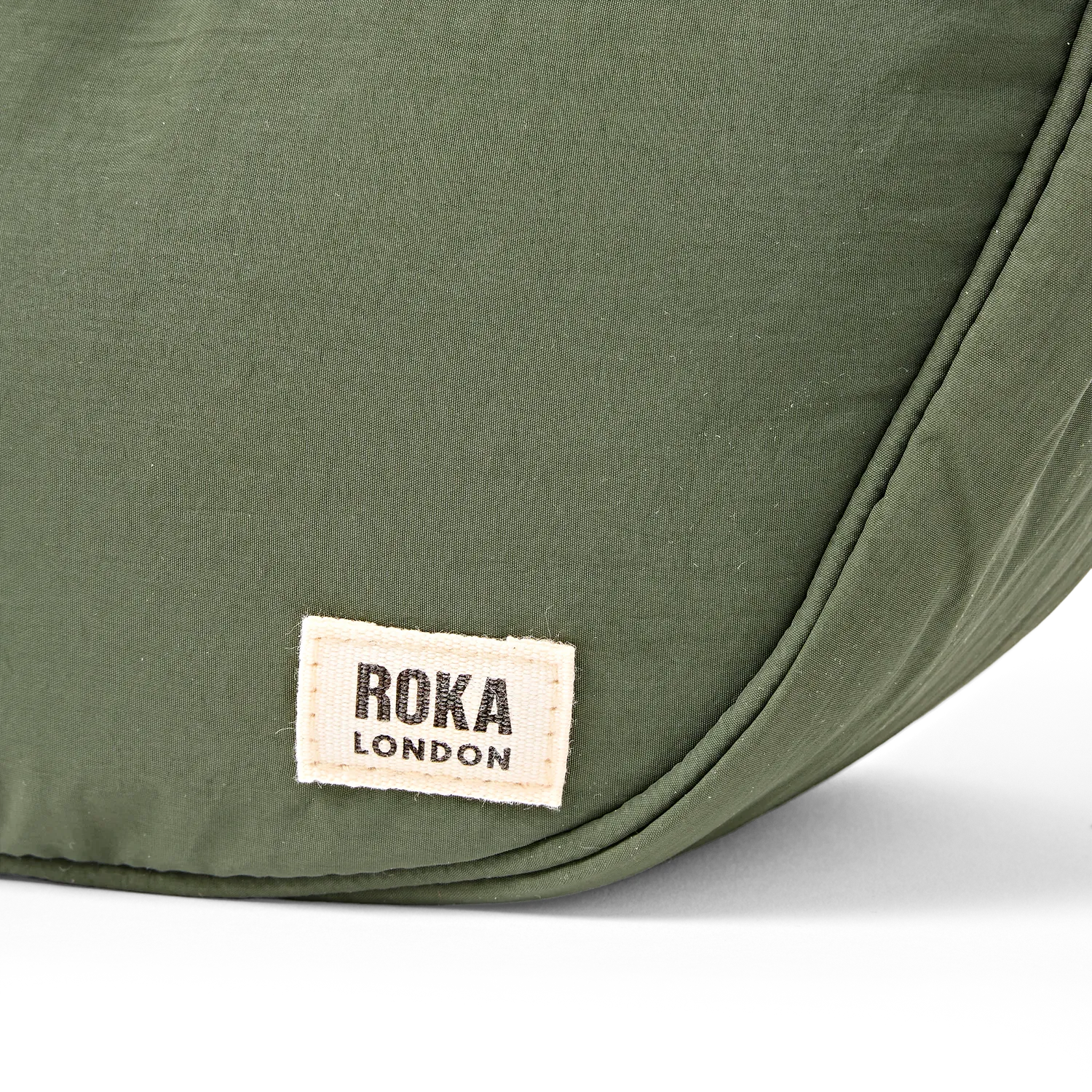 Roka London Farringdon half moon taske small olive
