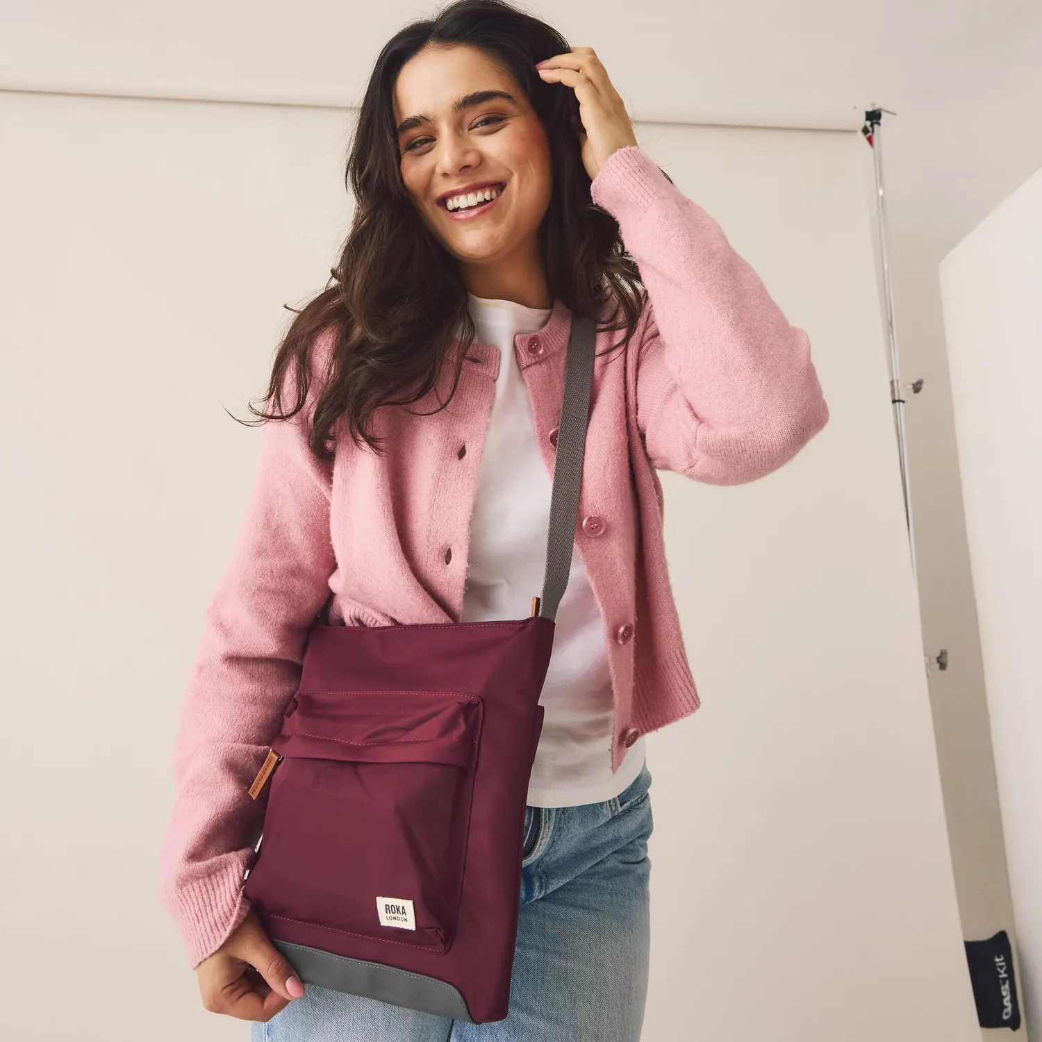 Roka London Kennington Medium crossbody taske Airforce 2,7 liter
