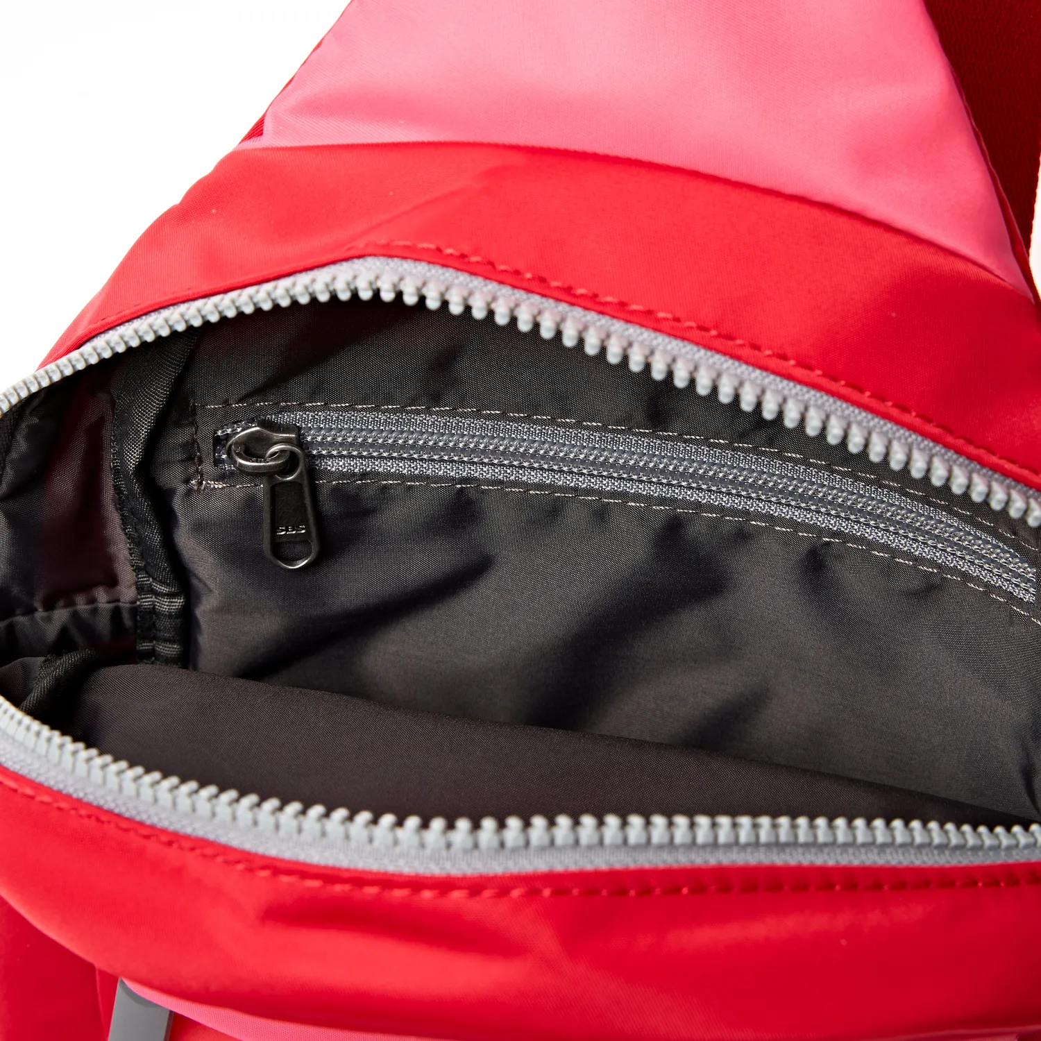 Roka London Willesden sling taske red tonal large 5 liter