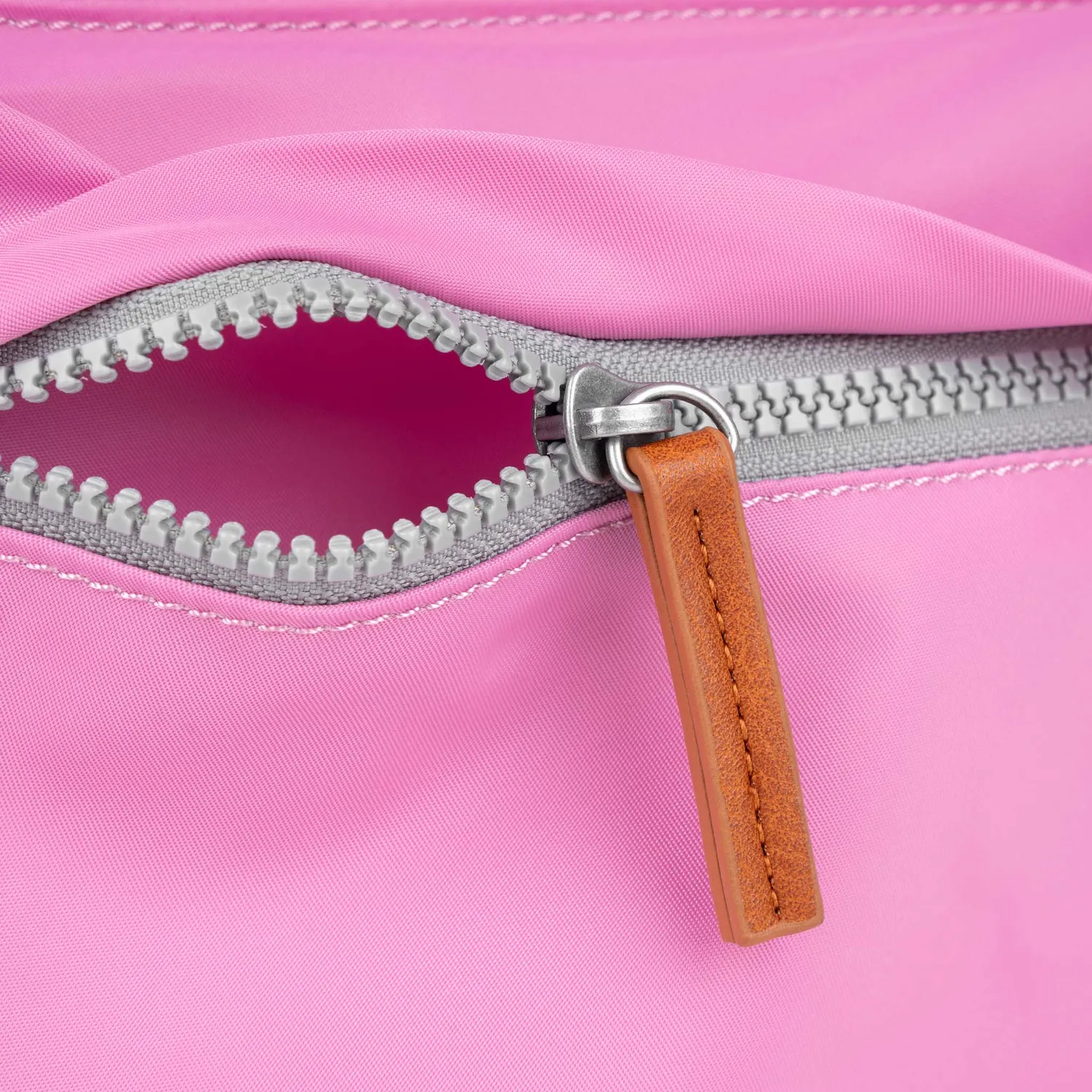 Roka London Kennington Crossbody taske Orchid Medium nylon