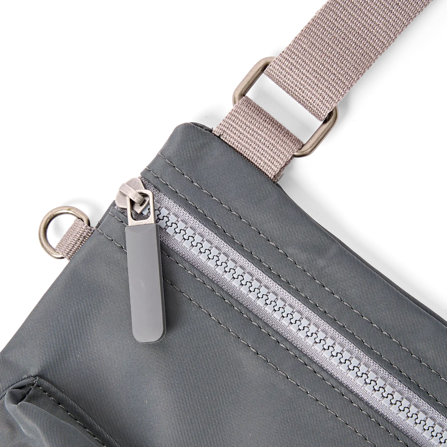 Roka London Chelsea B Medium crossbody Beluga 0,6 liter