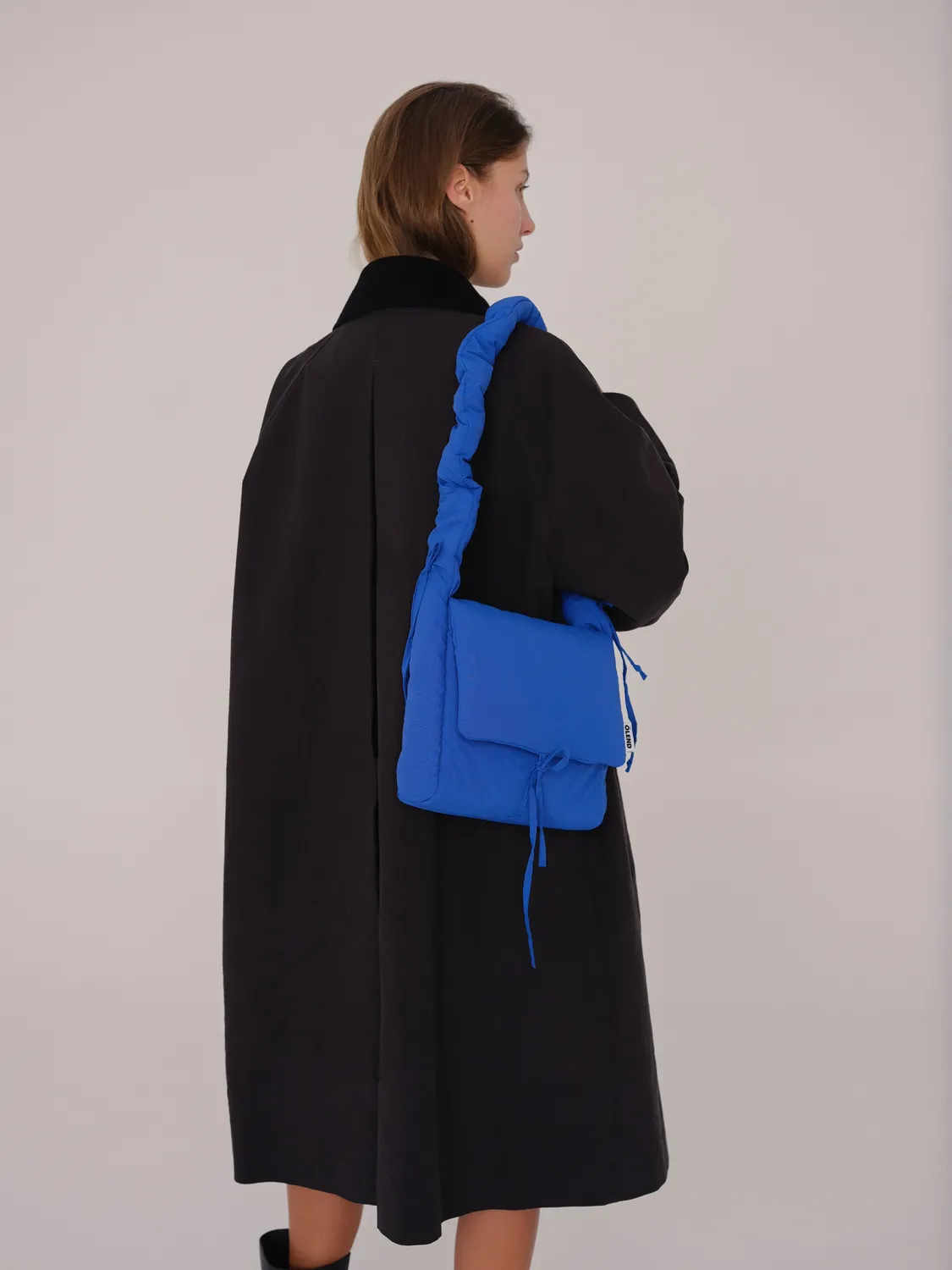 Ölend Nina skuldertaske Cobalt blue medium snørelukning