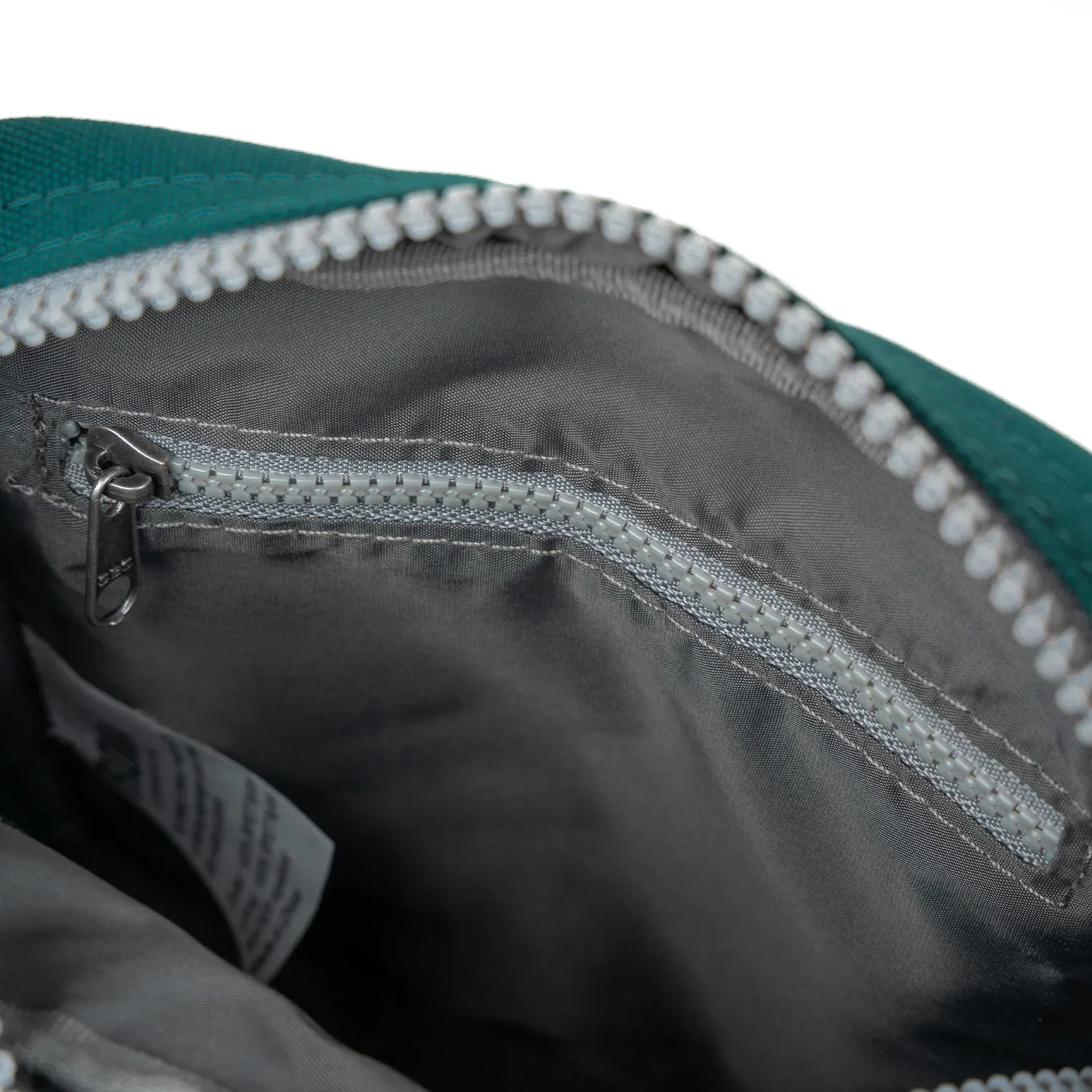 Roka London Bond crossbody taske teal small vejrbestandig