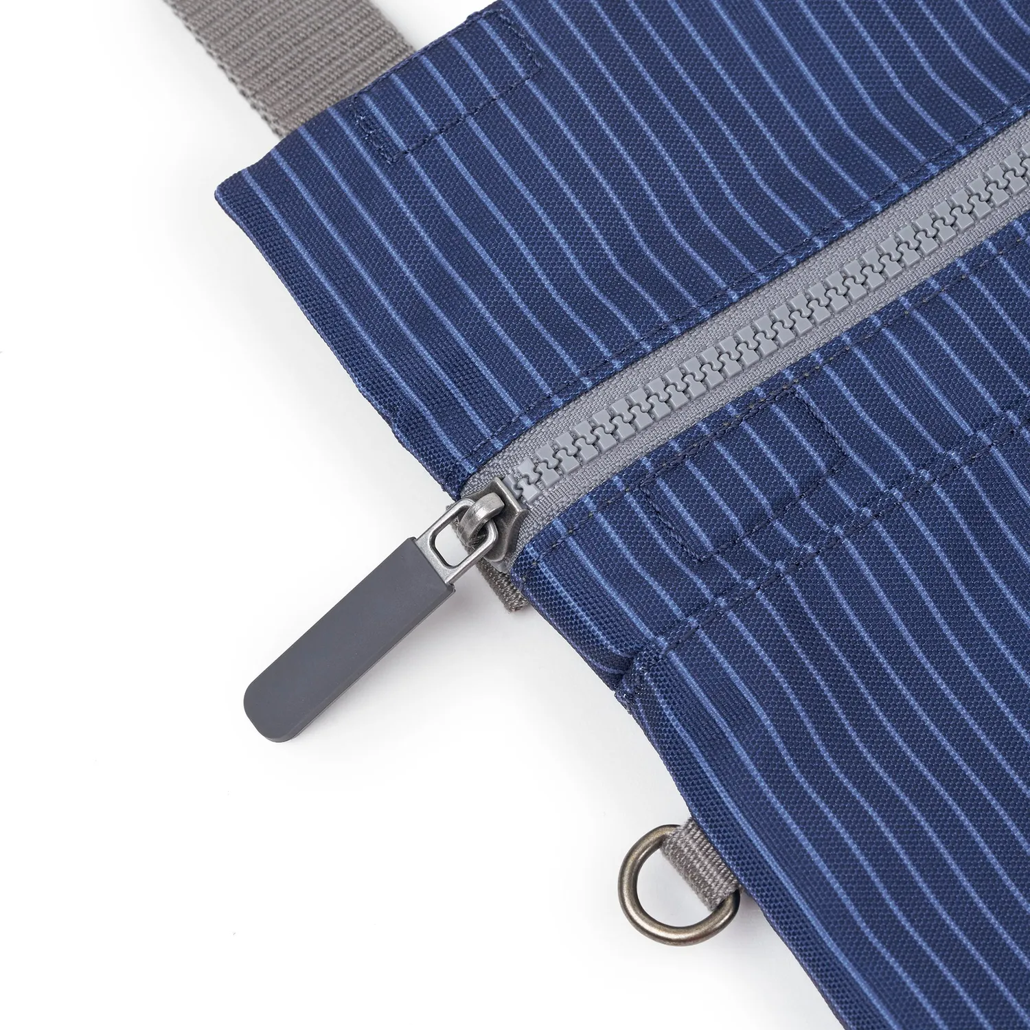 Roka London Stratford crossbody taske blå denim 0,5 liter