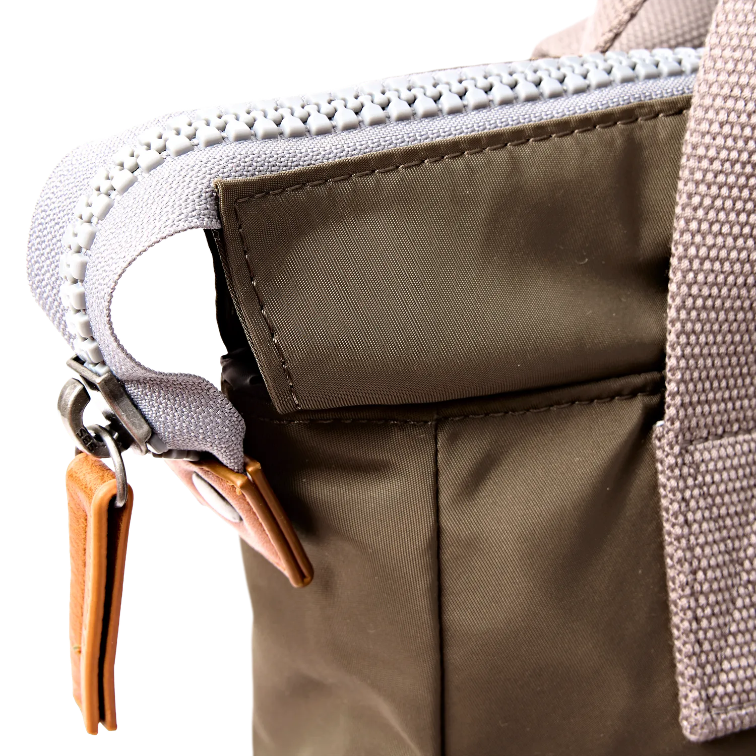 Roka London Bantry rygsæk Army Small 7,4 liter vejrafvisende