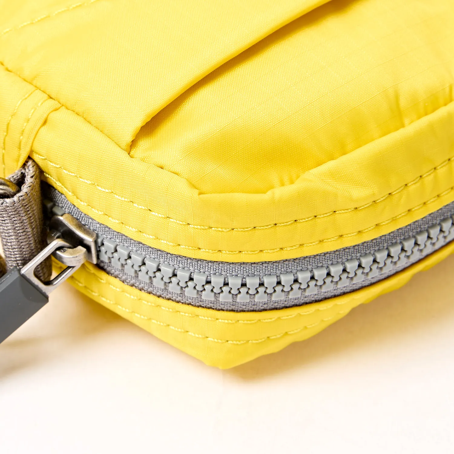Roka London Bond Pocket crossbody taske passion fruit small nylon