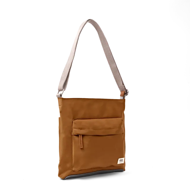 Roka London Kennington crossbody taske Biscuit struktureret