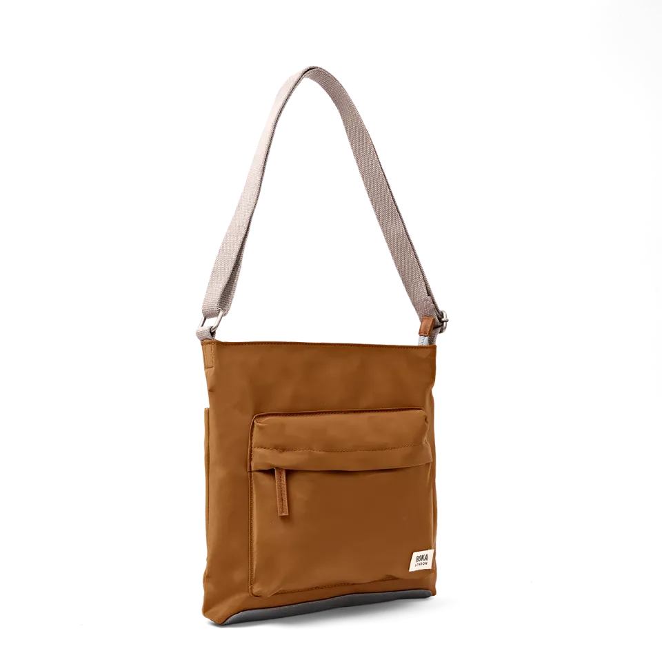 Roka London Kennington crossbody taske Biscuit struktureret