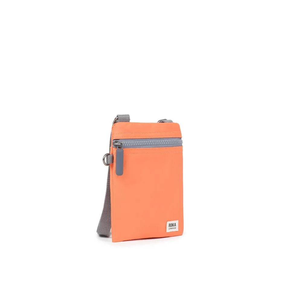Roka London Chelsea XS sling taske Firecracker vandafvisende