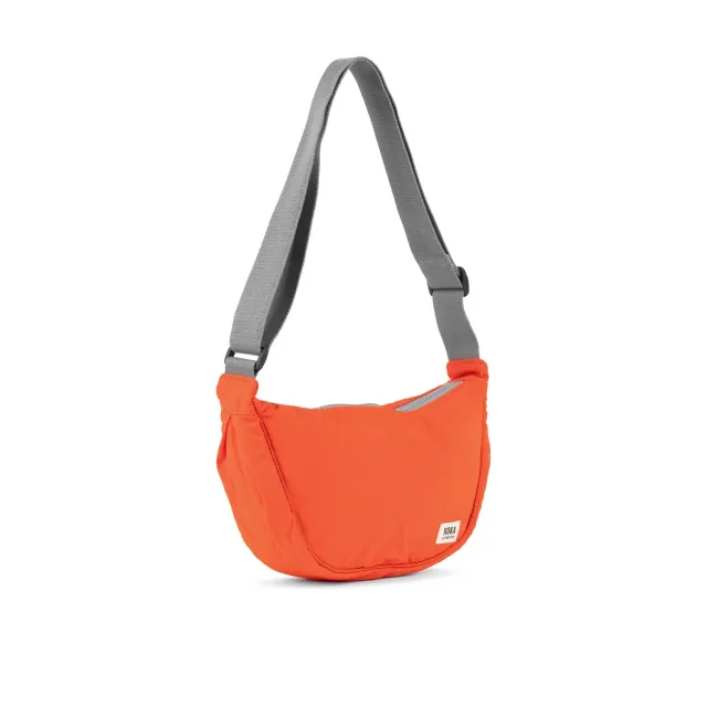 Roka London Farringdon Half Moon skuldertaske Small tangerine