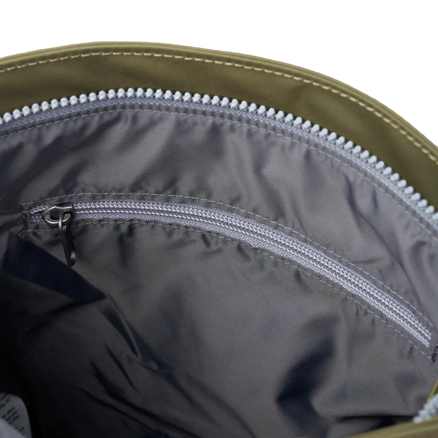 Roka London Kennington Crossbody taske Military Tonal Medium vandafvisende