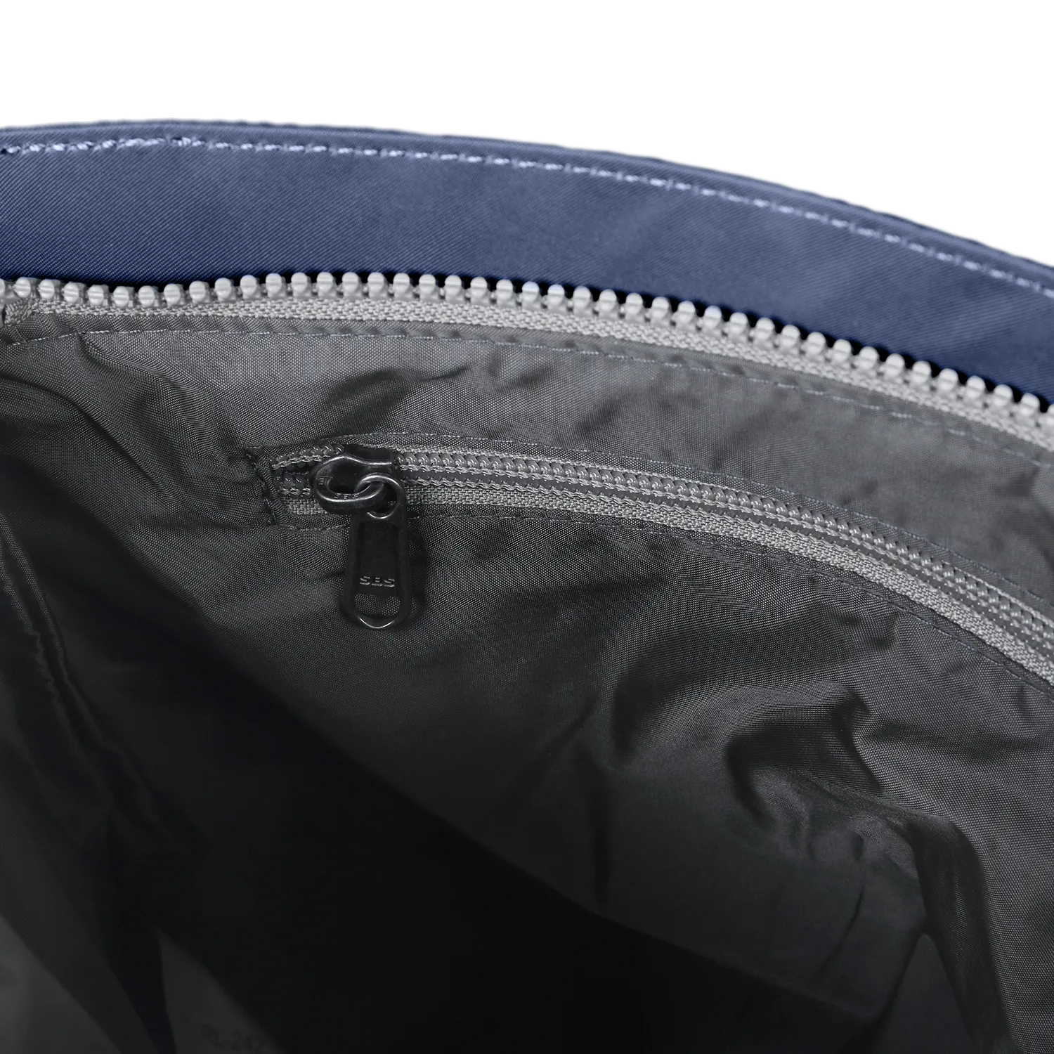 Roka London Kennington Medium crossbody taske Airforce 2,7 liter