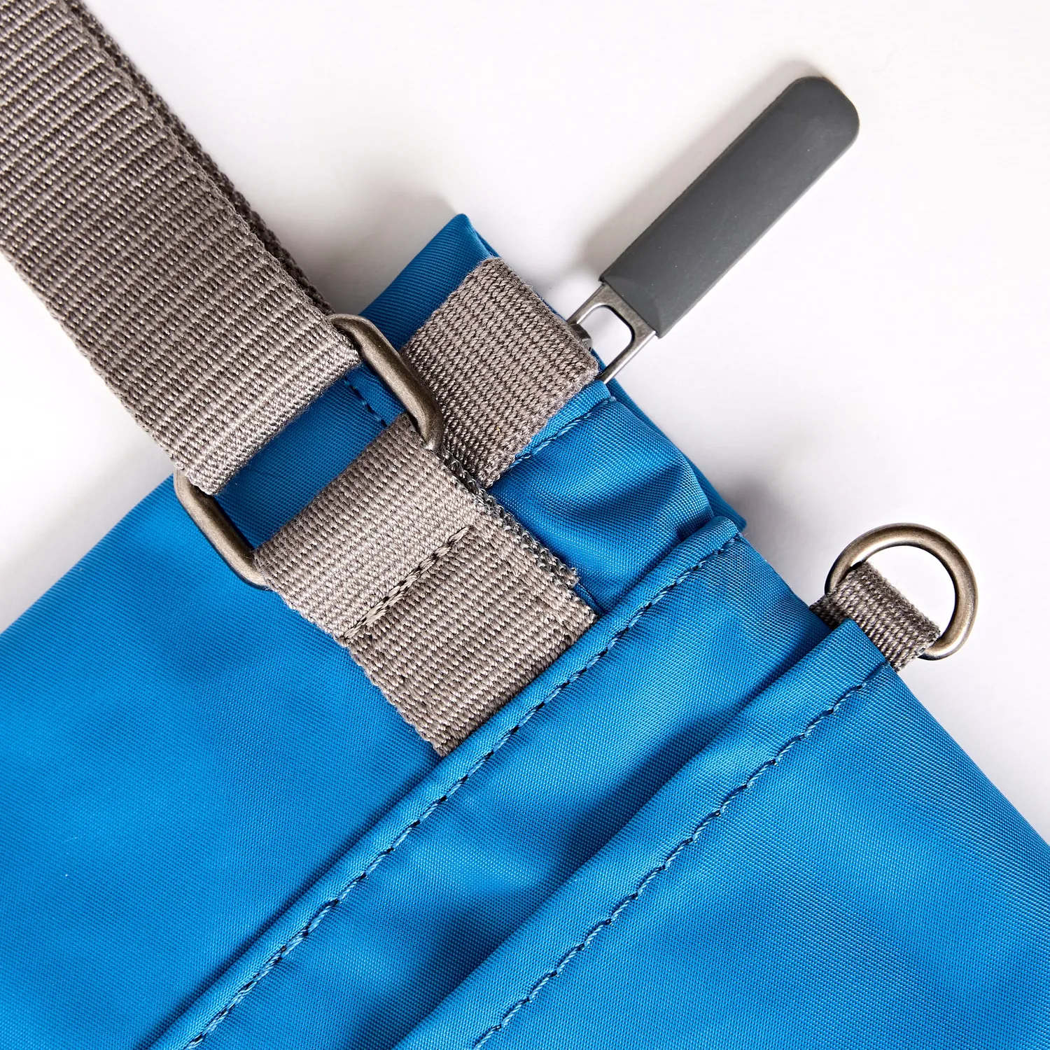 Roka London Stratford crossbody small malibu blue 0,5 liter
