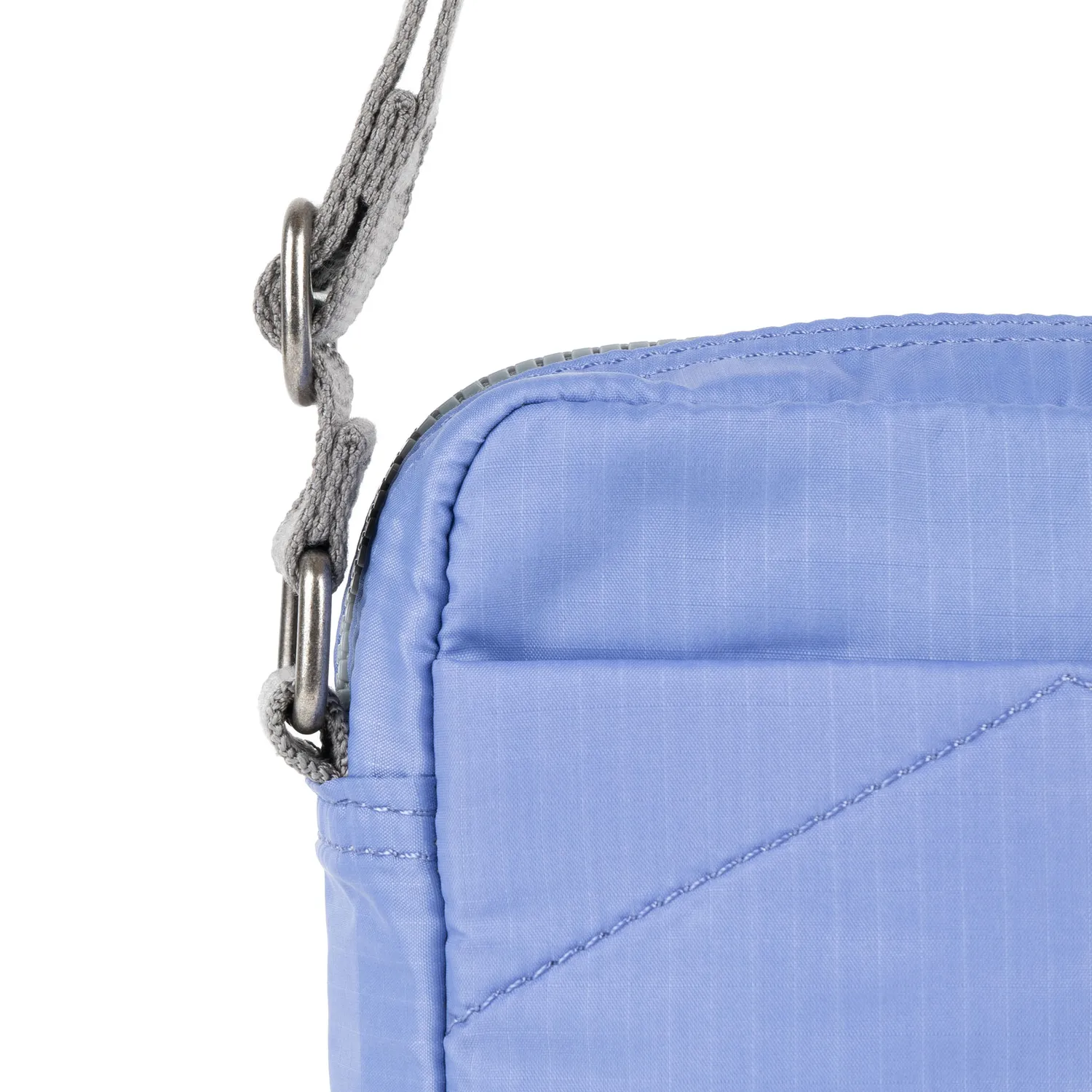 Roka London Bond Pocket crossbody taske Jacaranda Small polstret