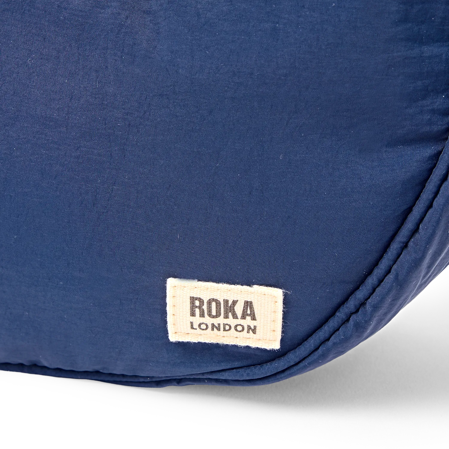 Roka London Farringdon skuldertaske Small mørkeblå 4,2 liter
