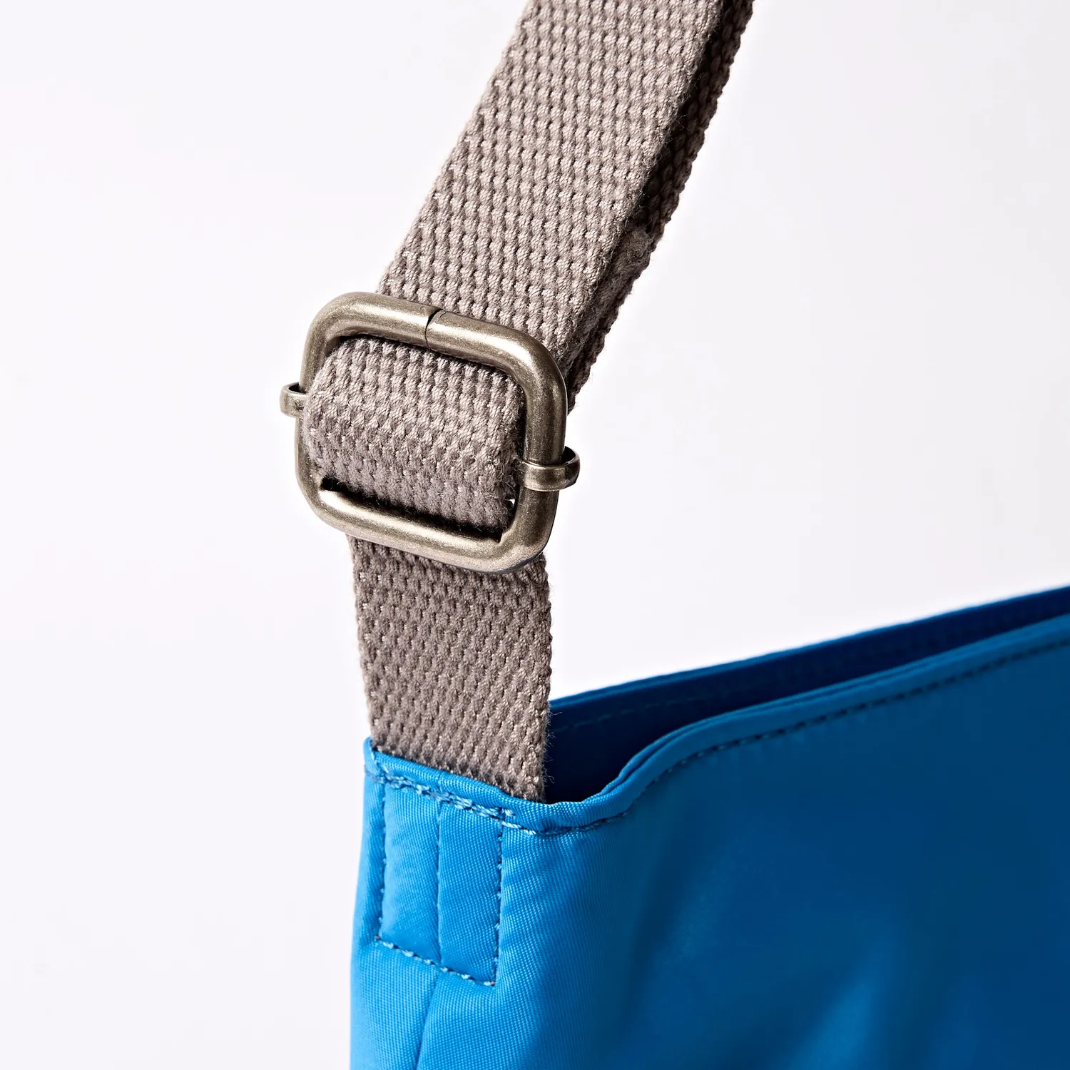 Roka London Kennington crossbody taske Malibu Blue Medium