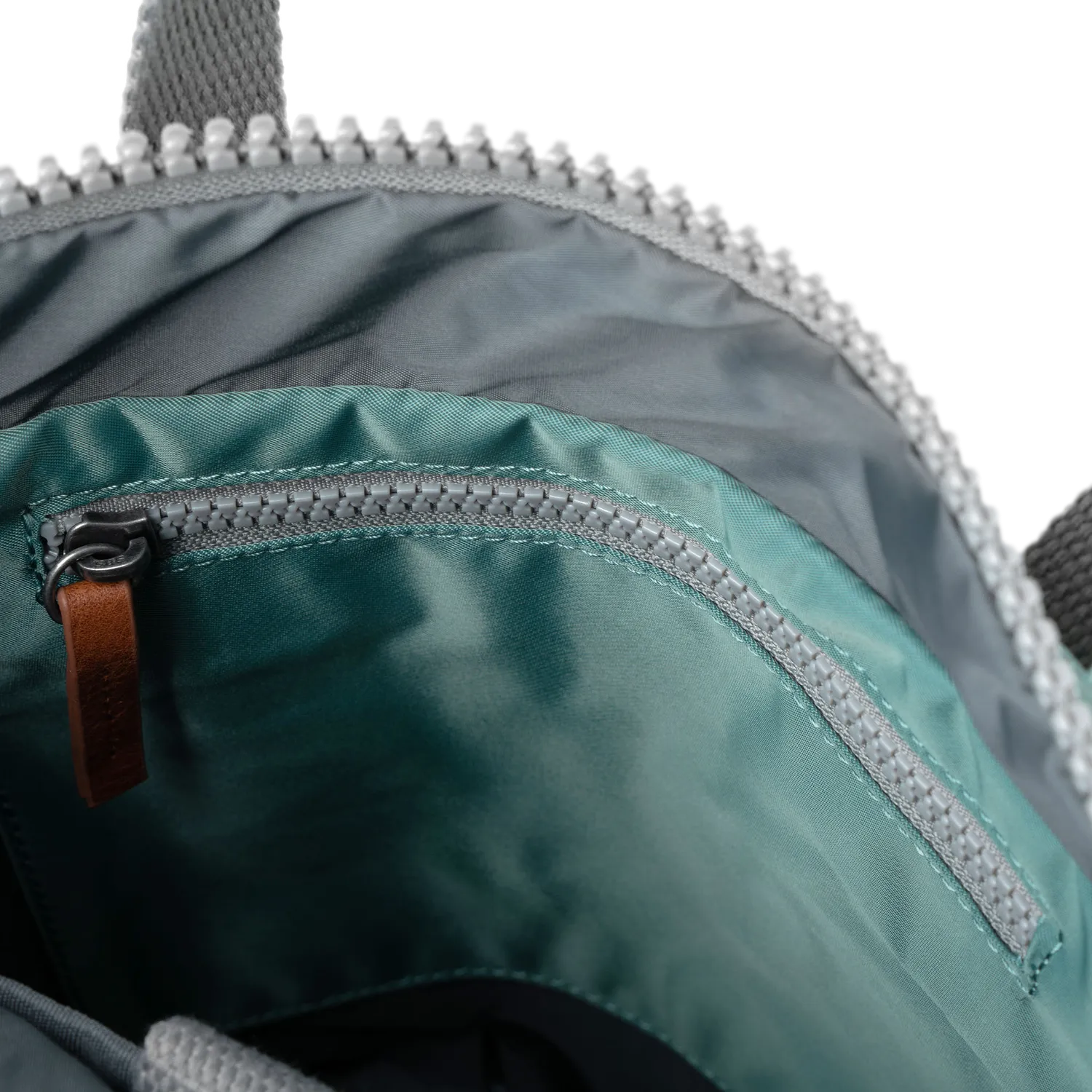 Roka London Canfield rygsæk Medium Sage roll-top 16,4 liter