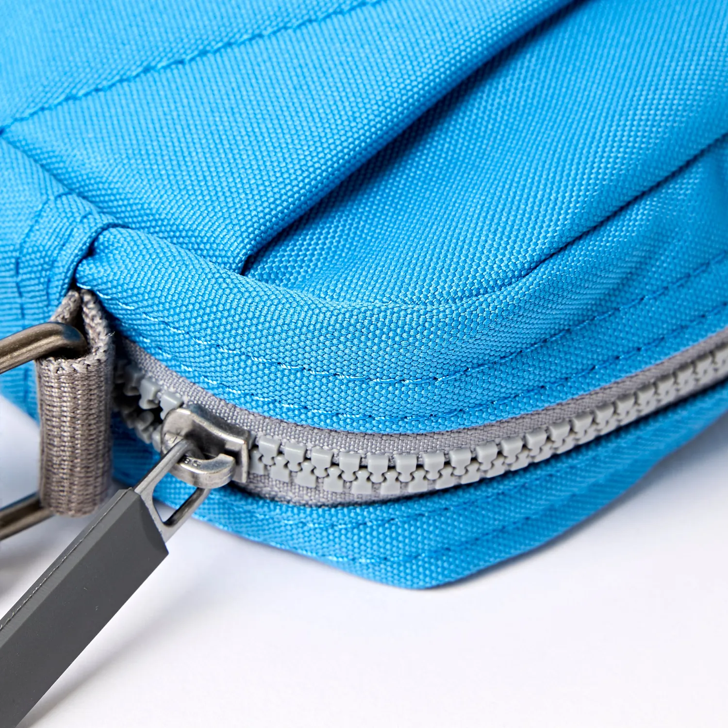 Roka London Bond crossbody Malibu Blue small 1,5 liter foret lomme