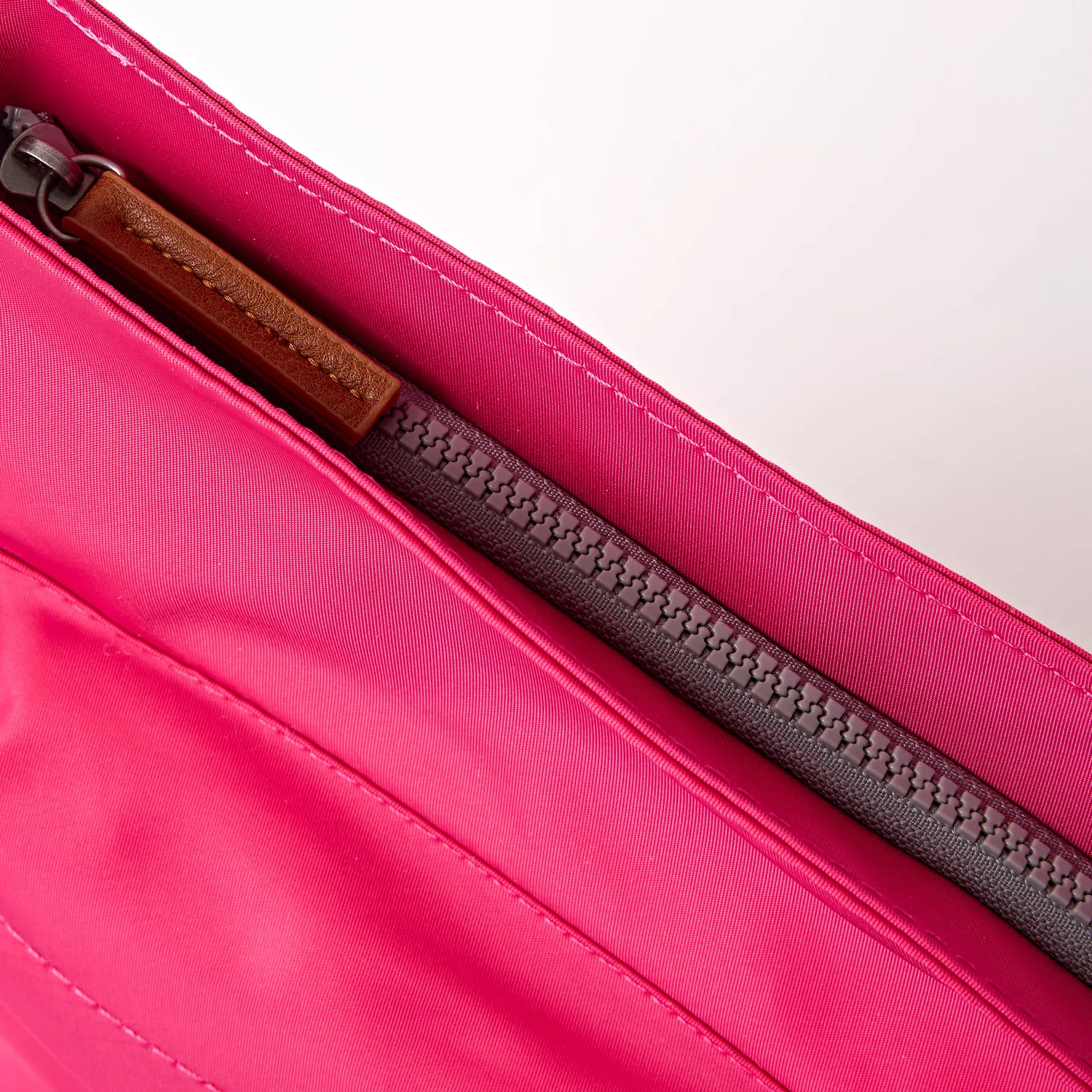 Roka London Kennington Medium crossbody granita rød 2,7 liter