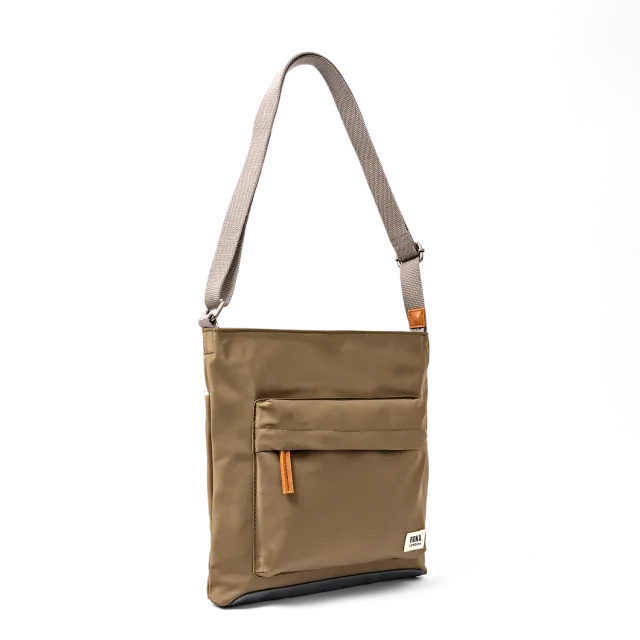 Roka London Kennington crossbody taske Medium army vejrbestandig