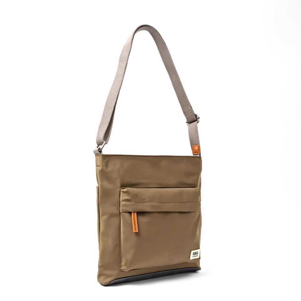 Roka London Kennington crossbody taske Medium army vejrbestandig