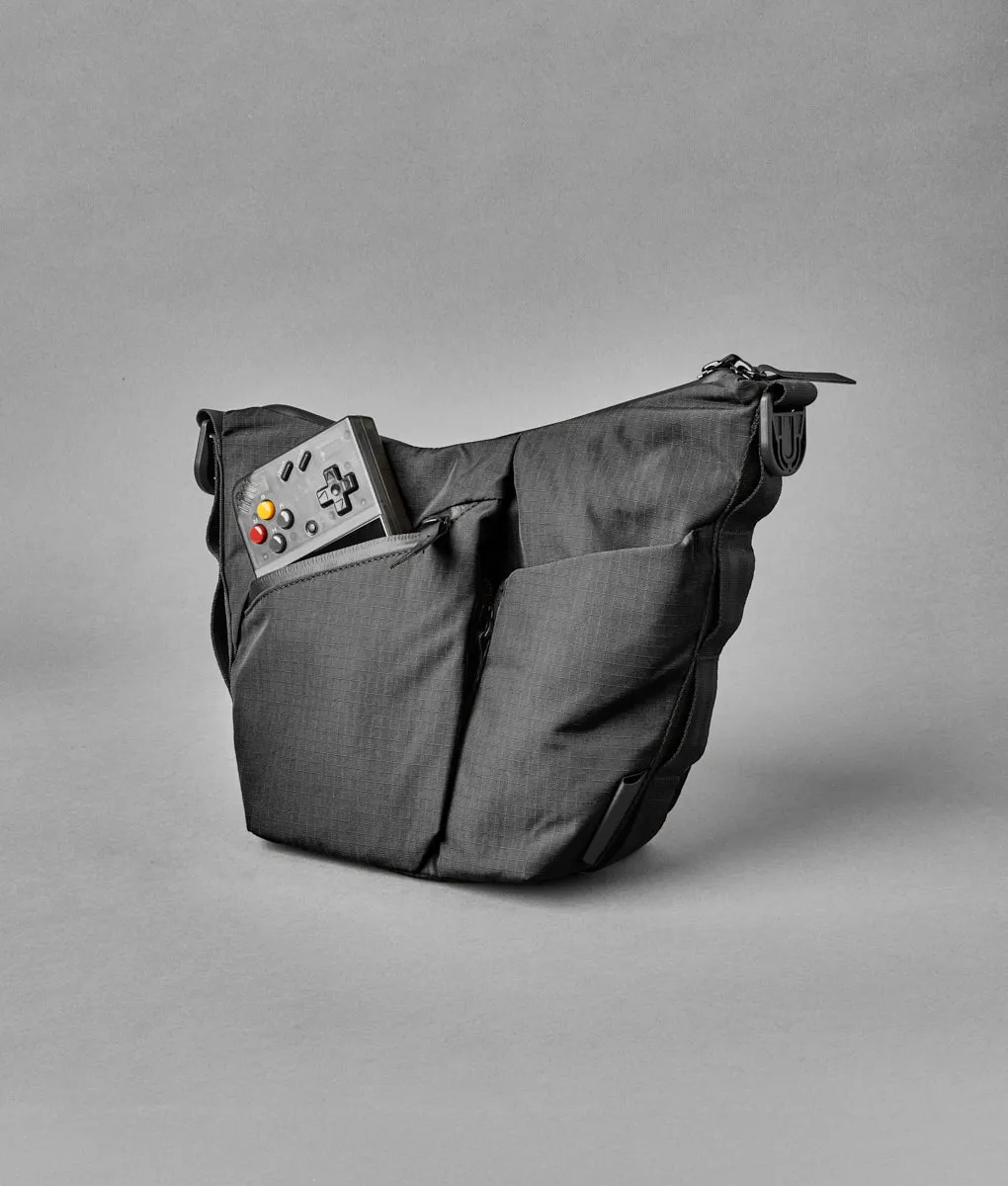 Alpaka Flow Satchel 2L skuldertaske sort kompakt